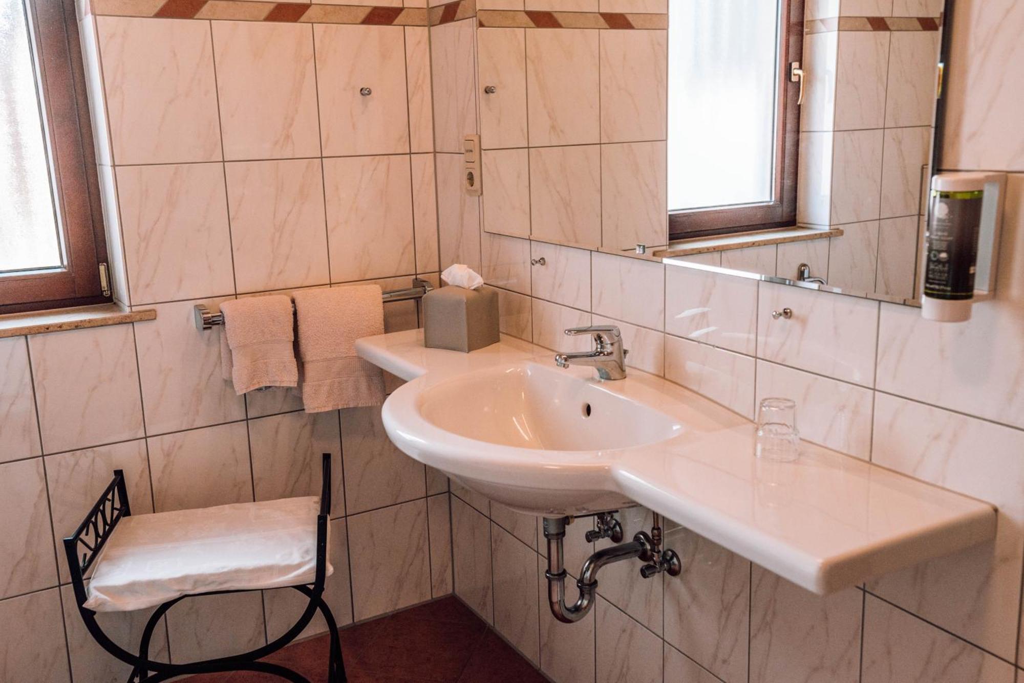 Schmidtburger Hof Hotel Weiler bei Monzingen Room photo